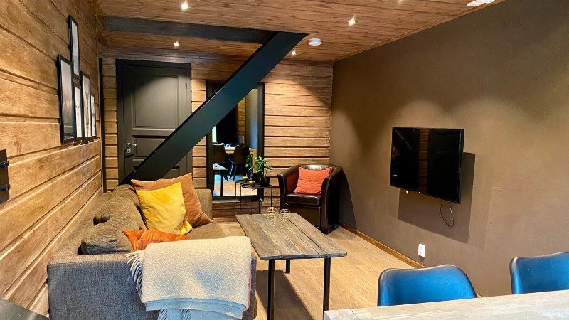 Det som ser ut som en svart balk, är trappan till loftet